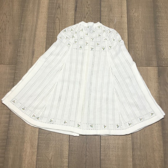 Vintage Sweater Bee by Banff Poncho Cape Womens White embroidered Floral Cottage - Picture 2 of 12